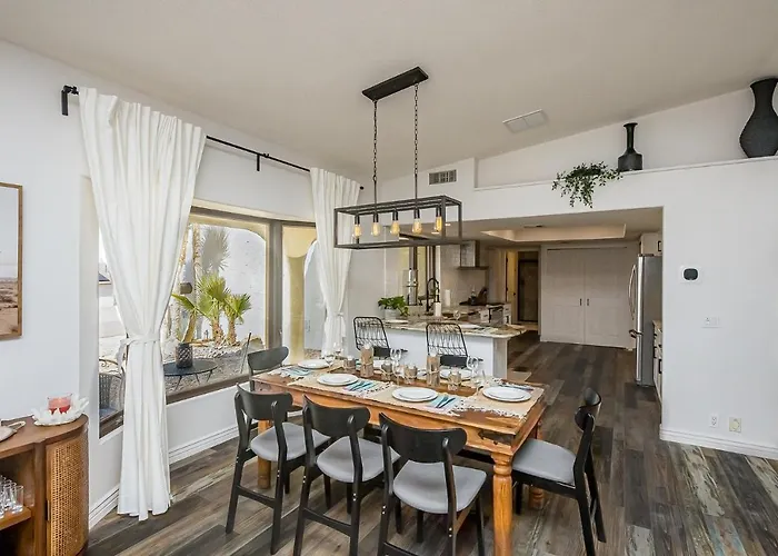 Trendy Desert Getaway Pool, Spa, Game Holiday home Lake Havasu City