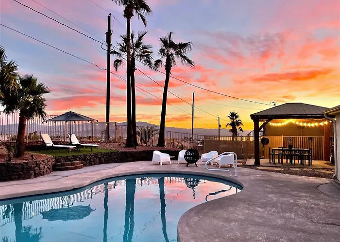 Trendy Desert Getaway Pool, Spa, Game Holiday home