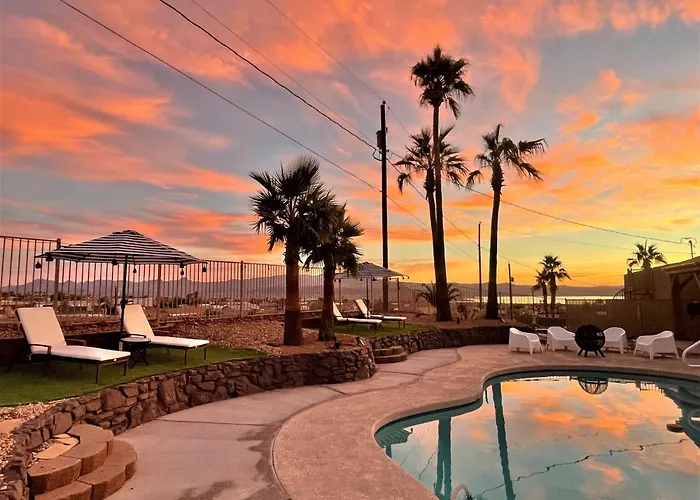Trendy Desert Getaway Pool, Spa, Game Holiday home *