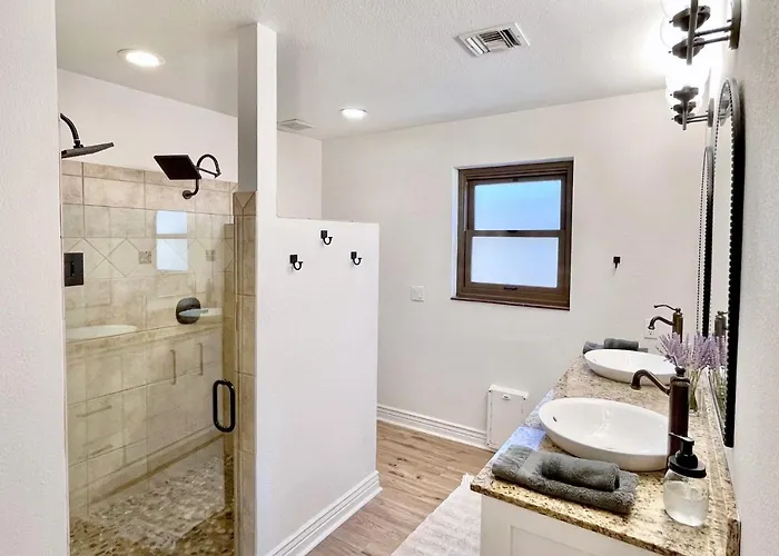 Trendy Desert Getaway Pool, Spa, Game Holiday home Lake Havasu City